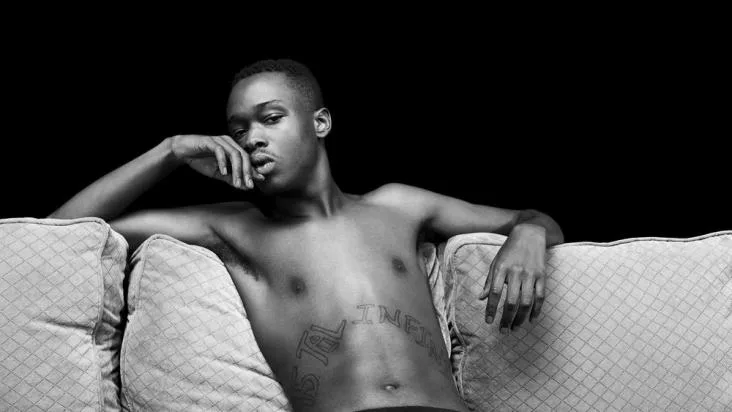 Ο Ashton Sanders σε ασπρόμαυρη καμπάνια εσωρούχων.