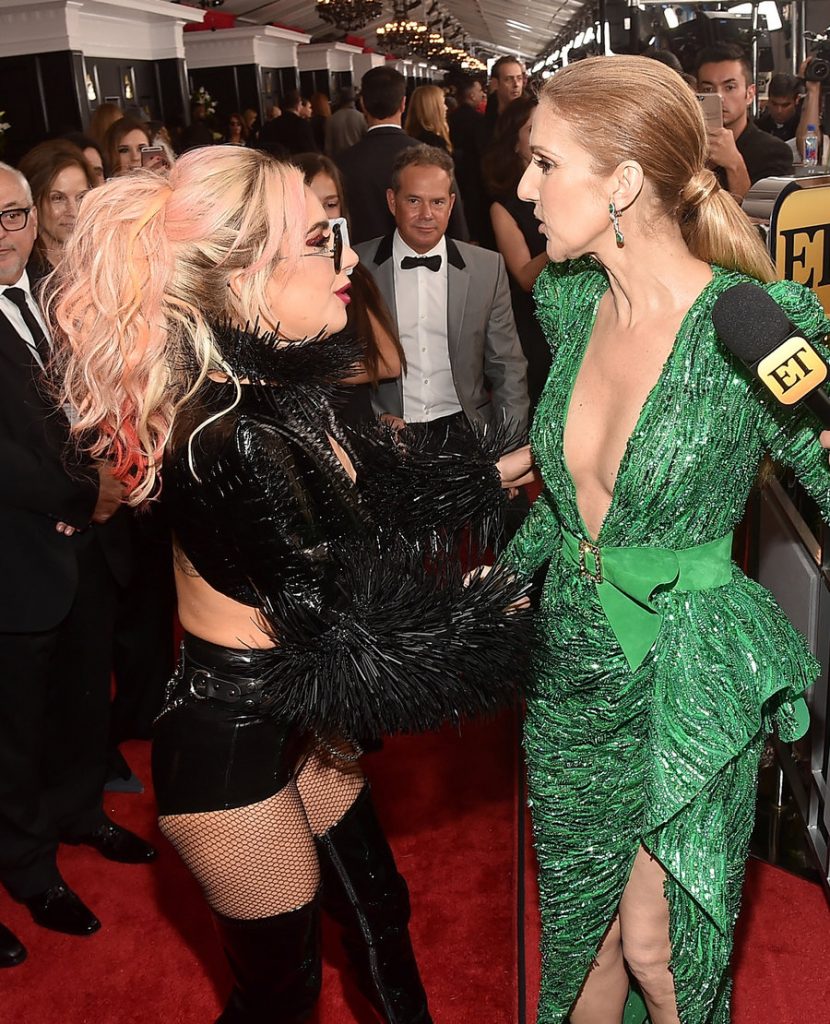 Η Lady Gaga και η Celine Dion συνομιλούν στο κόκκινο χαλί των βραβείων Grammy.