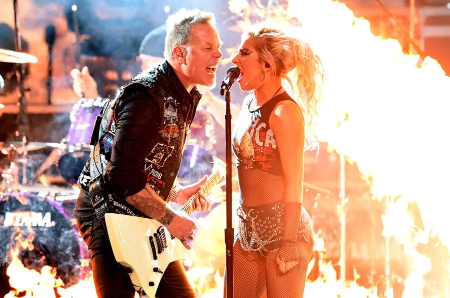 Η Lady Gaga και ο James Hetfield των Metallica στη σκηνή των Grammys.