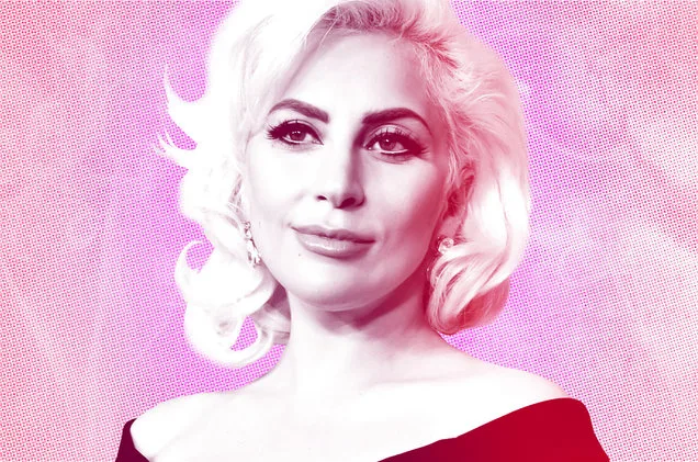 Κοντινό πορτρέτο της Lady Gaga με ξανθά μαλλιά σε ροζ φόντο.