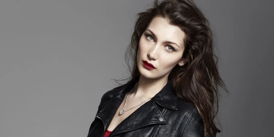Η Bella Hadid με μαύρο δερμάτινο τζάκετ και κόκκινο κραγιόν.