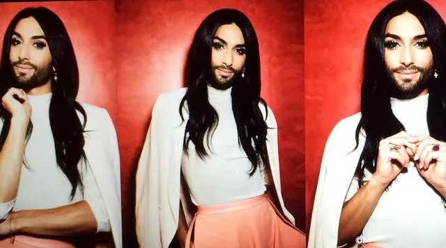 Η Conchita Wurst σε τριπλό πορτρέτο με λευκό σακάκι και ροζ φούστα.