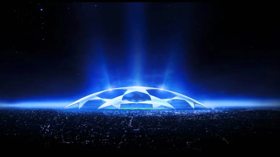 Το λογότυπο του UEFA Champions League πάνω από μια φωτισμένη πόλη τη νύχτα.