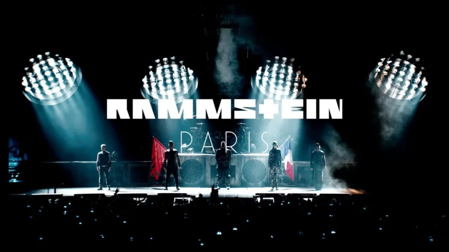 Το συγκρότημα Rammstein στη σκηνή κατά τη διάρκεια του concert film Paris.