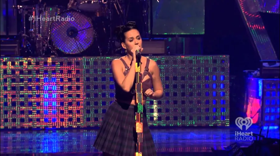 Η Katy Perry τραγουδάει στη σκηνή του iHeartRadio Music Festival.