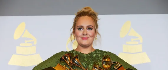 Η Adele στα Grammys 2017 κρατώντας τα βραβεία της.