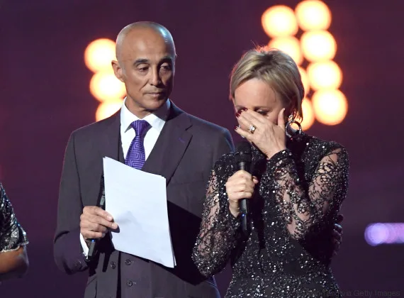 Ο Andrew Ridgeley και η Shirlie Holliman τιμούν τον George Michael στη σκηνή των Brit Awards 2017 στο Λονδίνο.