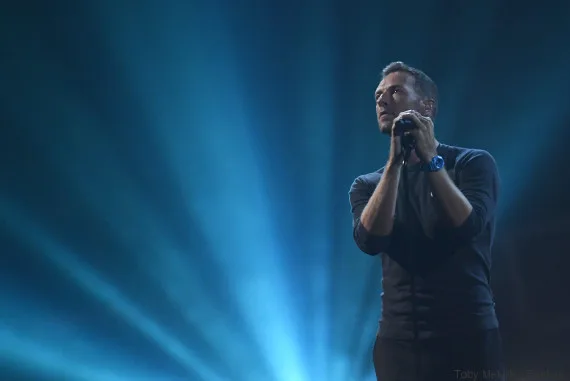 Ο Chris Martin των Coldplay σε αφιέρωμα για τον George Michael στα Brit Awards 2017 στο O2 Arena του Λονδίνου.