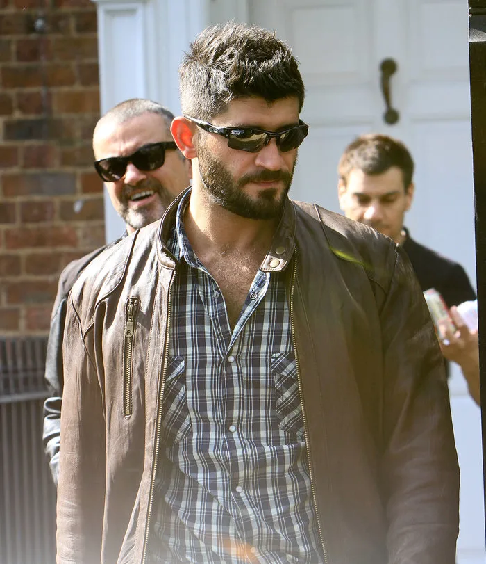 Ο George Michael και ο Fadi Fawaz σε εξωτερικό χώρο.