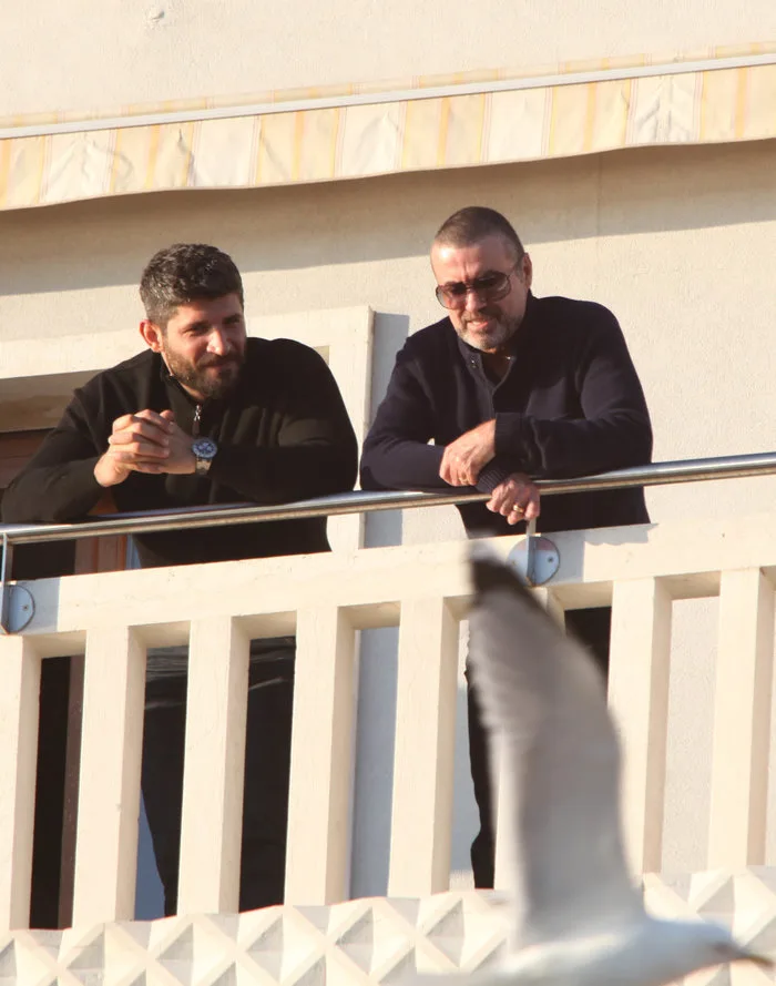 Ο George Michael και ο Fadi Fawaz σε μπαλκόνι.