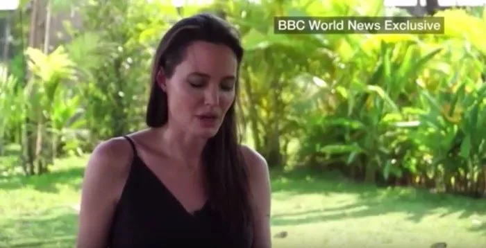 Η Angelina Jolie σε συνέντευξη στο BBC World News.