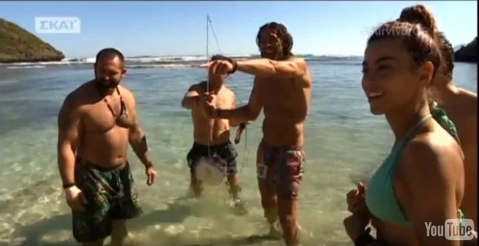 Ο Γιώργος Αγγελόπουλος και άλλοι παίκτες του Survivor στην παραλία.