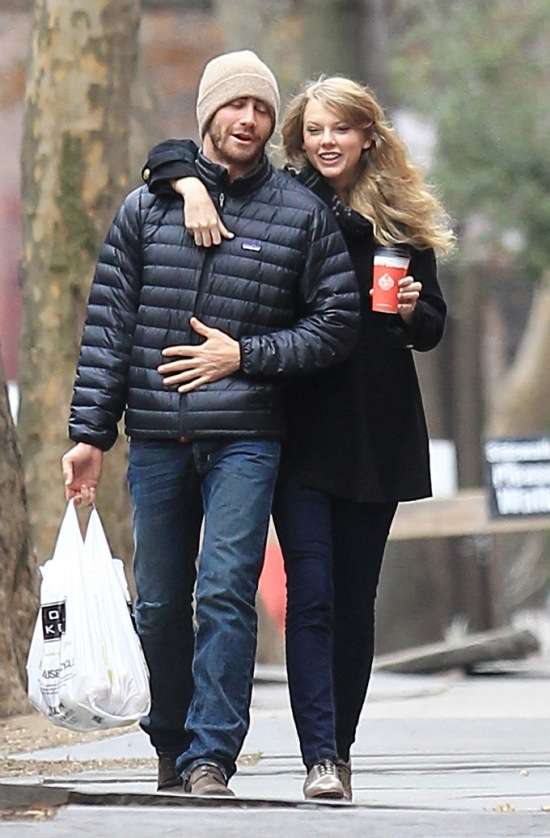Η Taylor Swift και ο Jake Gyllenhaal περπατούν αγκαλιασμένοι στο δρόμο.