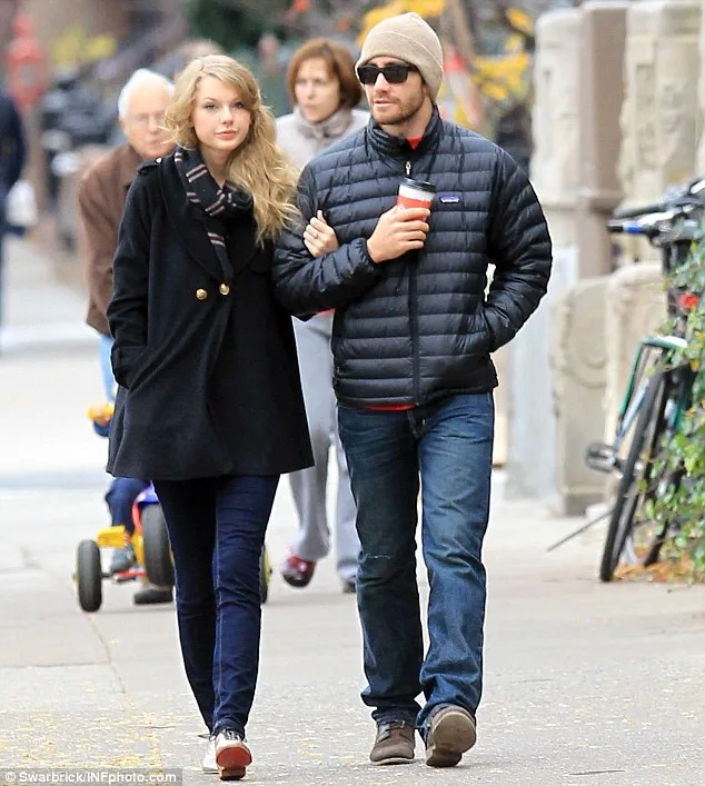 Η Taylor Swift και ο Jake Gyllenhaal περπατούν στο δρόμο.