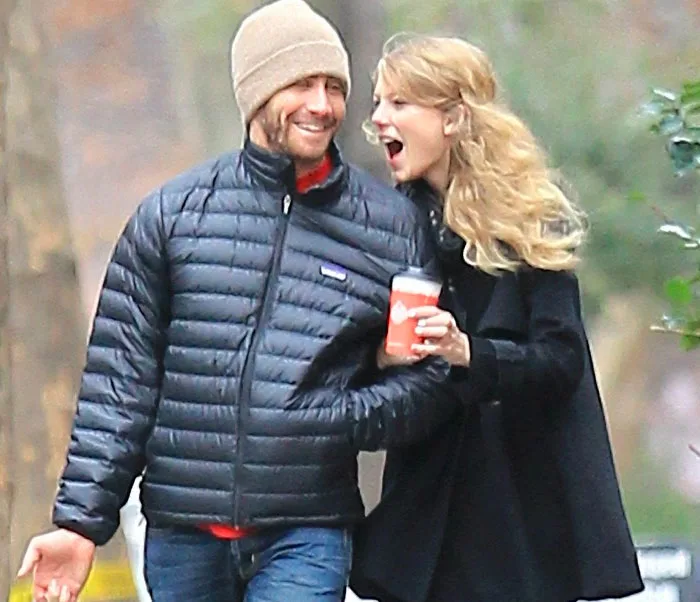 Η Taylor Swift και ο Jake Gyllenhaal περπατούν μαζί σε εξωτερικό χώρο.