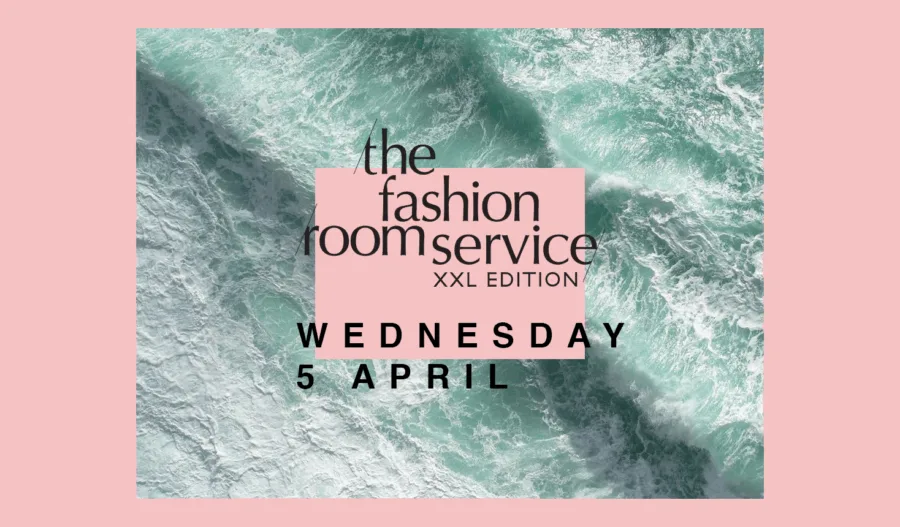 Αφίσα για το The Fashion Room Service XXL Edition με φόντο κύματα θάλασσας.