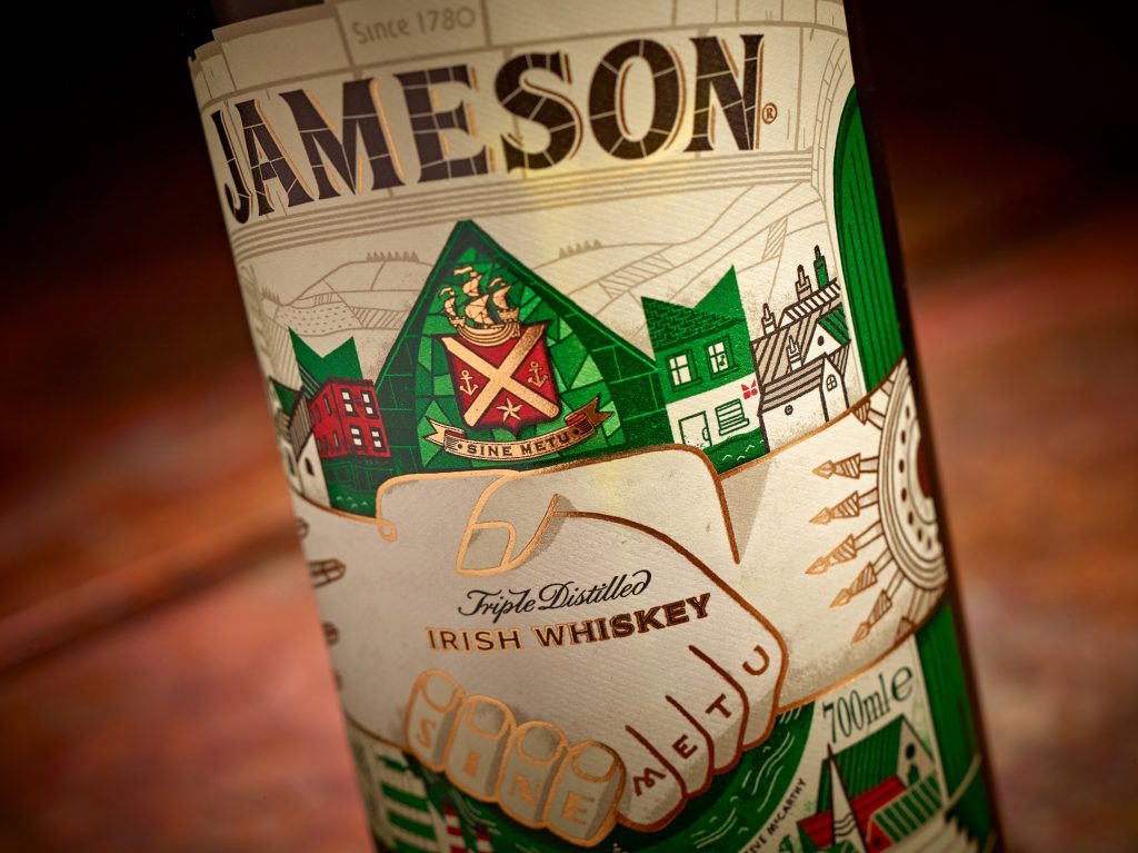 Φιάλη Jameson Irish Whiskey για τον εορτασμό του St. Patrick’s Day, φωτογραφημένη από τον Eoin Holland.