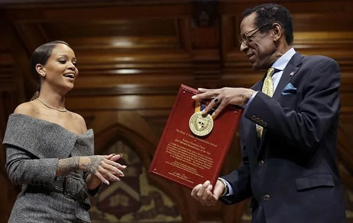 Η Rihanna παραλαμβάνει τιμητική πλακέτα στο Πανεπιστήμιο Harvard.