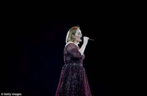 Η συγκινητική αφιέρωση της Adele για την τρομοκρατική επίθεση στην Αγγλία!