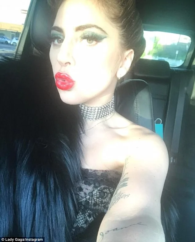 Η Lady Gaga σε selfie μέσα σε αυτοκίνητο με έντονο κόκκινο κραγιόν και choker.