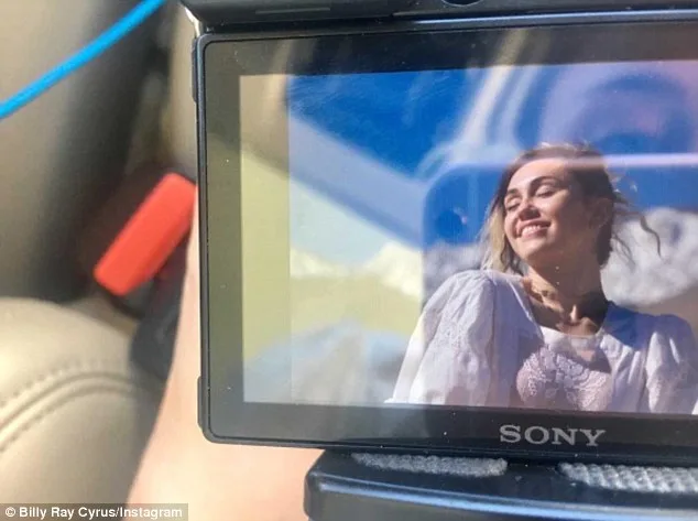 Η Miley Cyrus σε οθόνη κάμερας Sony