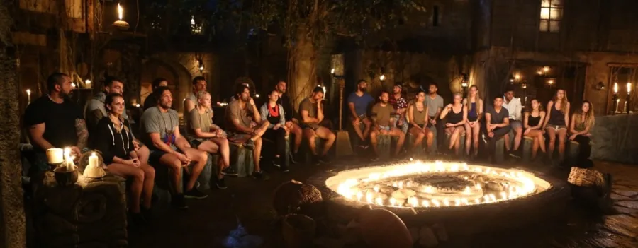 Παίκτες του Survivor σε συμβούλιο του νησιού.