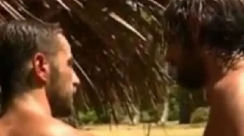 Ο Γιάννης Σπαλιάρας και ο Γιώργος Αγγελόπουλος σε έντονη συνομιλία στο Survivor.