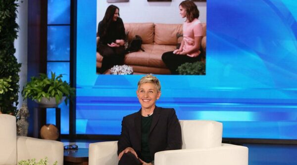 Η Emma Watson κάνει φάρσα σε μια αθώα νταντά και το αποτέλεσμα είναι πολύ διασκεδαστικό