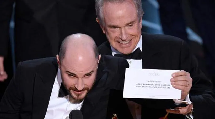 Στιγμιότυπο από την τελετή των βραβείων Oscar με την αποκάλυψη του λάθους φακέλου.