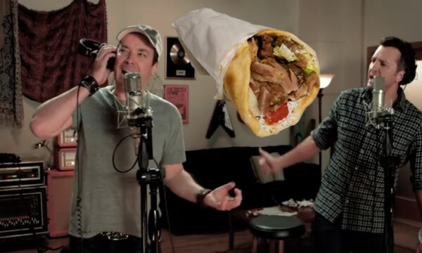 O Jimmy Fallon κάνει ολόκληρο βίντεο κλιπ – αφιέρωμα στην εκπομπή του για τον Ελληνικό Γύρο.
