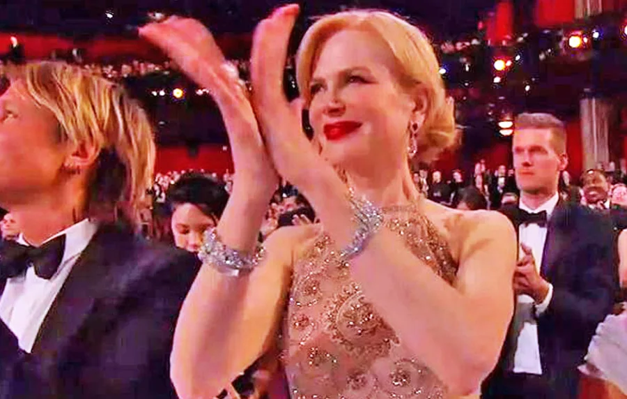 Η Nicole Kidman χειροκροτά με περίεργο τρόπο στην τελετή των Oscar.