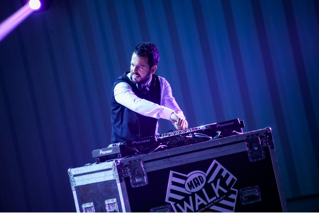 DJ στη σκηνή του MadWalk 2017 by Aperol Spritz.