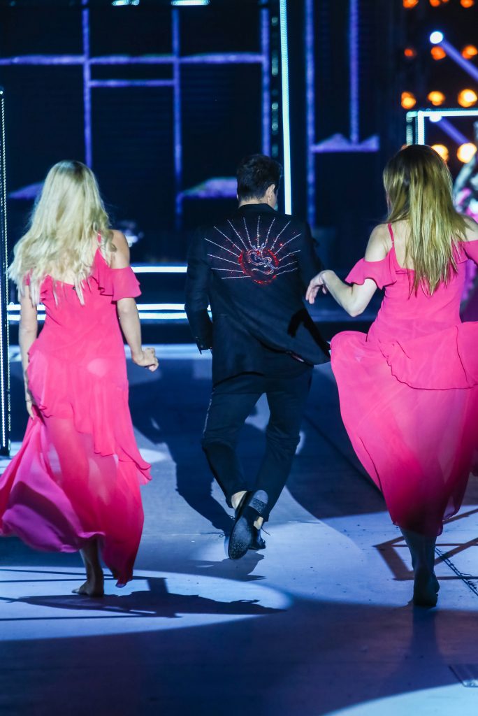 Καλλιτέχνης και χορεύτριες στη σκηνή του MadWalk 2017.