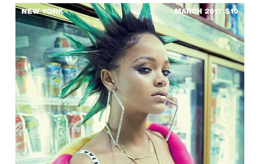 Η Rihanna με πράσινα punk μαλλιά σε φωτογράφιση για το περιοδικό Paper.