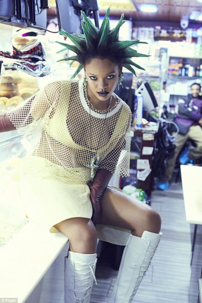 Η Rihanna με πράσινα punk μαλλιά σε φωτογράφιση για το περιοδικό Paper.