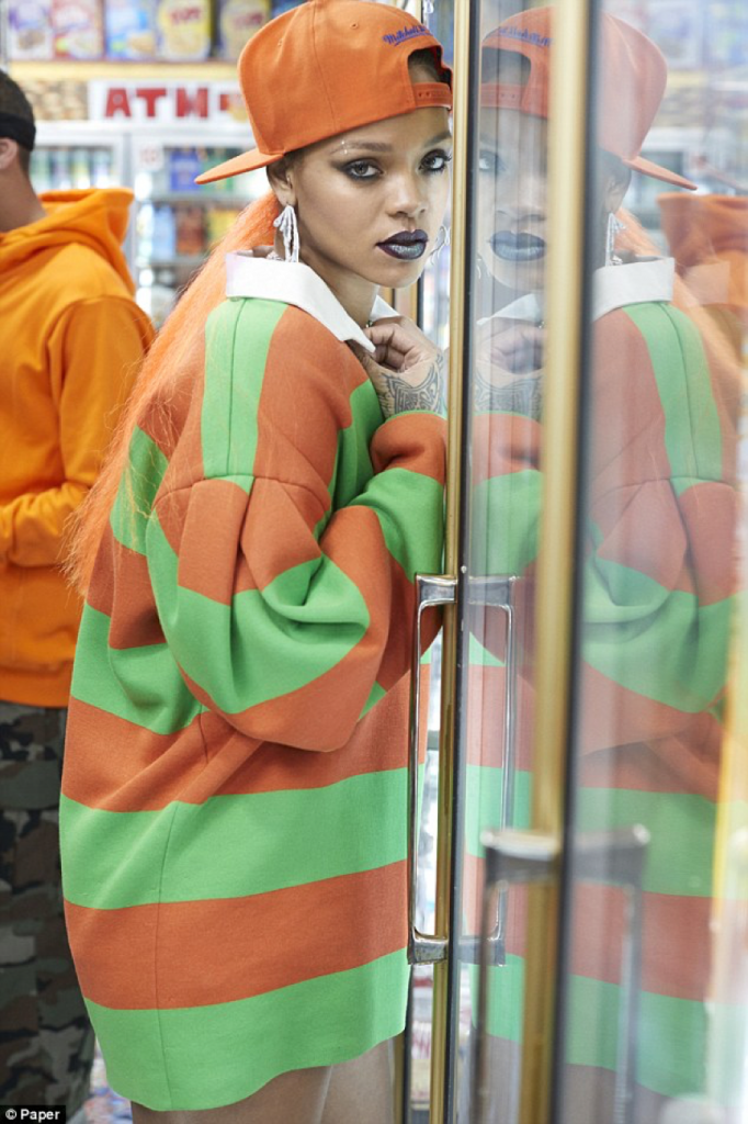 Η Rihanna με πορτοκαλί καπέλο και ριγέ μπλούζα σε φωτογράφιση για το περιοδικό Paper.