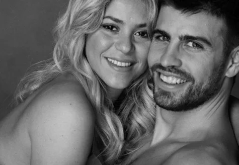 Η Shakira και ο Gerard Piqué σε ασπρόμαυρη φωτογραφία.