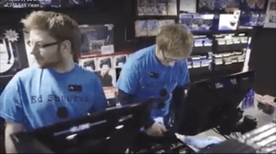 Ο Ed Sheeran ως ταμίας σε κατάστημα δίσκων.