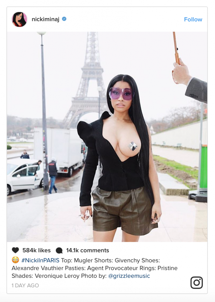 Η Nicki Minaj στο Παρίσι με αποκαλυπτικό μαύρο τοπ και σορτς, μπροστά από τον Πύργο του Άιφελ.