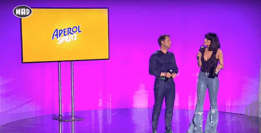 Παρουσιαστές στη σκηνή του MadWalk 2017 By Aperol Spritz.