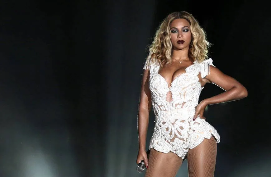 Η Beyonce στη σκηνή με λευκό κορμάκι