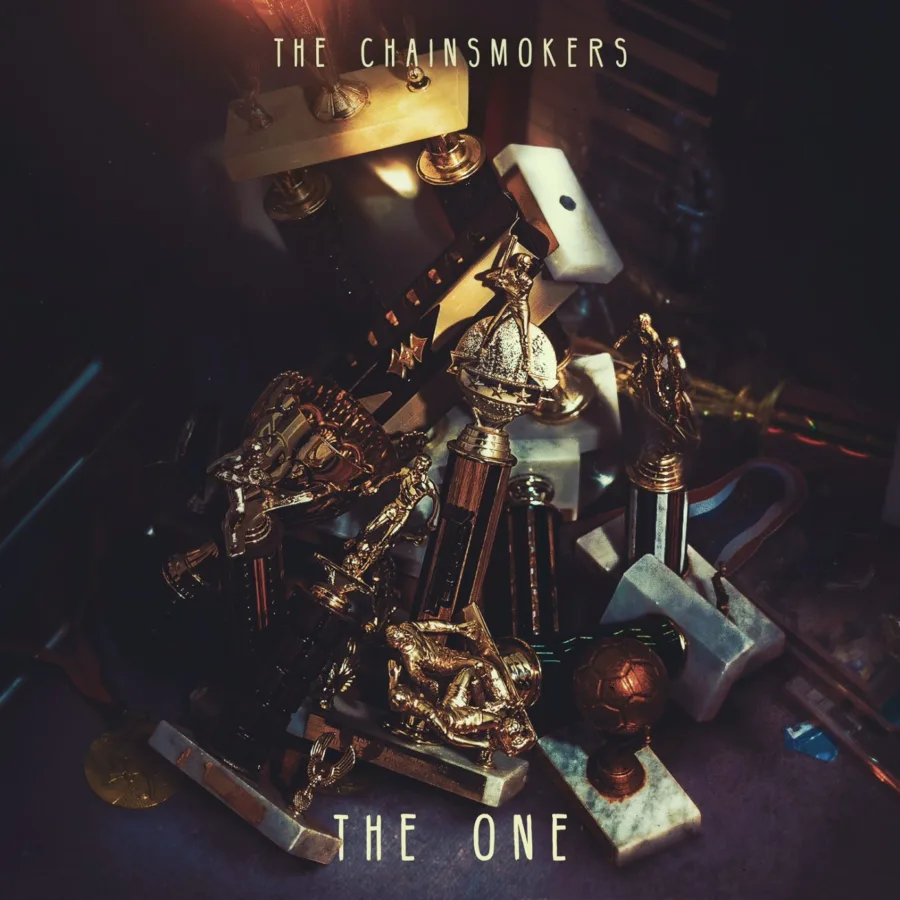 Εξώφυλλο του single The One από τους The Chainsmokers με στοίβα από χρυσά αθλητικά τρόπαια.