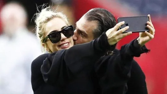 Η Lady Gaga και ο Christian Carino βγάζουν selfie