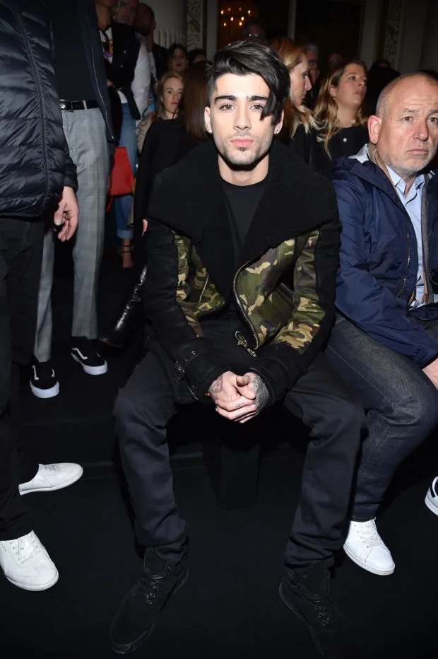 Ο Zayn Malik με καμουφλάζ τζάκετ στο Balmain Runway Show 2017.