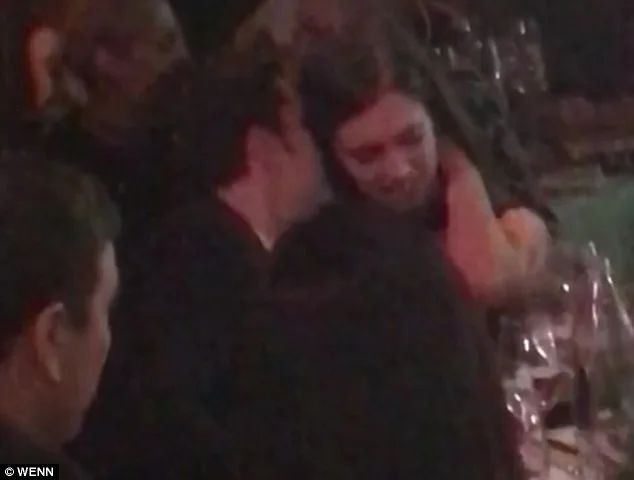 Ο Orlando Bloom σε κοντινό πλάνο με γυναίκα σε βραδινή έξοδο.