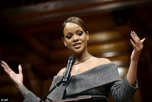 Η Rihanna μιλάει σε βάθρο κατά τη διάρκεια βράβευσης.