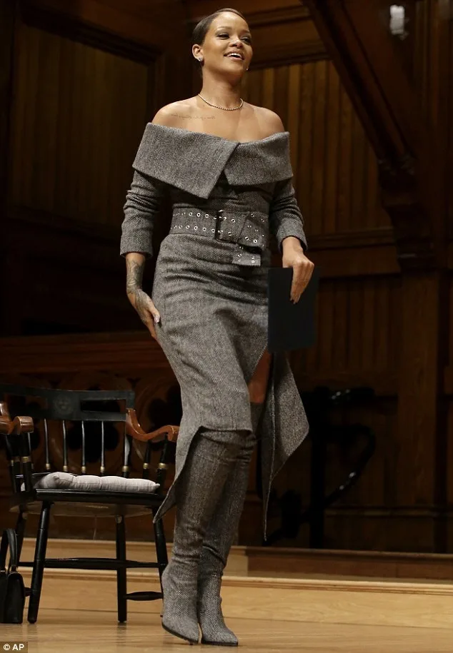 Η Rihanna με γκρι φόρεμα και μπότες σε ομιλία στο Χάρβαρντ.