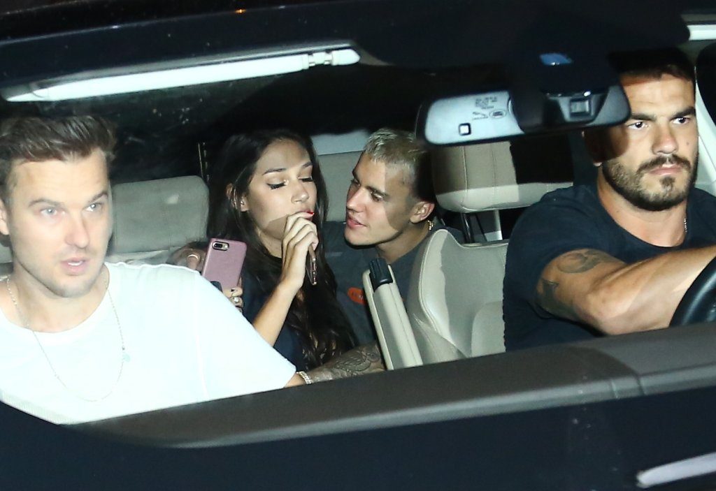 Ο Justin Bieber στο πίσω κάθισμα αυτοκινήτου με μια γυναίκα.