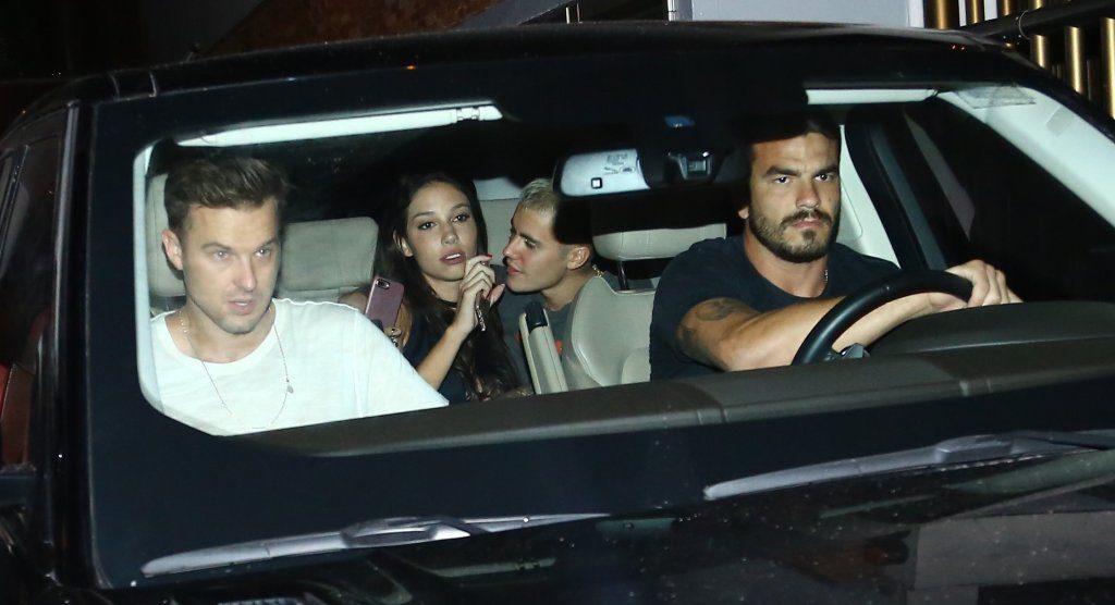 Ο Justin Bieber στο πίσω κάθισμα αυτοκινήτου με μια γυναίκα και δύο άνδρες μπροστά.