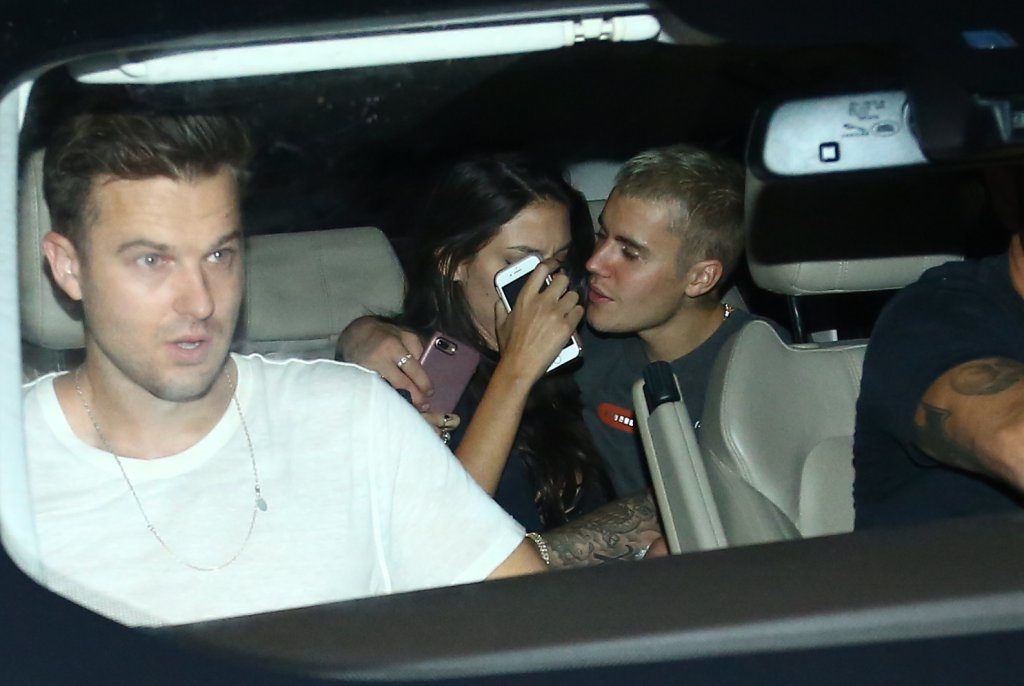 Ο Justin Bieber στο πίσω κάθισμα αυτοκινήτου με μια γυναίκα.